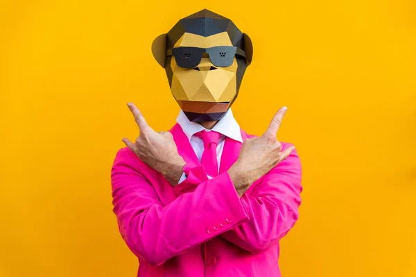 Glücklicher Mann Mit Lustiger Low Poly Maske Auf Farbigem Hintergrund — Stockfoto