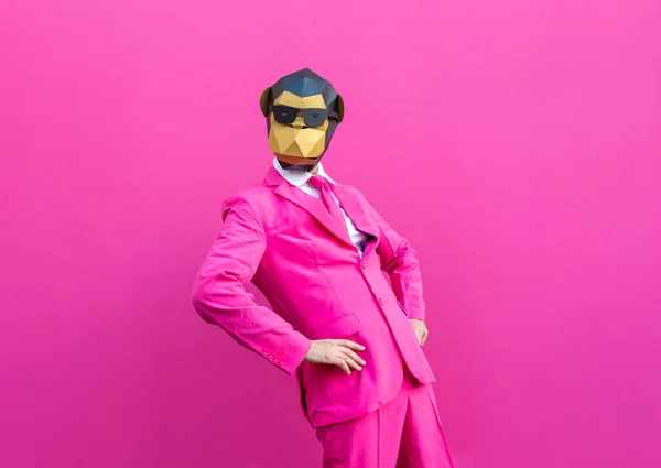 Homme Heureux Avec Drôle Masque Bas Poly Sur Fond Coloré — Photo