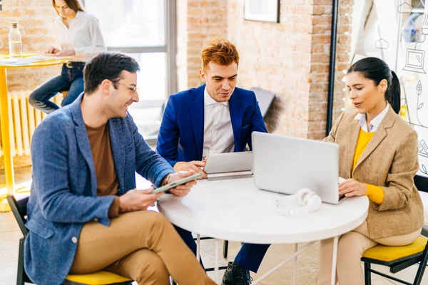 Gerentes Projeto Funcionários Brainstorming Ideias Grupo Multi Étnico Trabalhadores Que — Fotografia de Stock