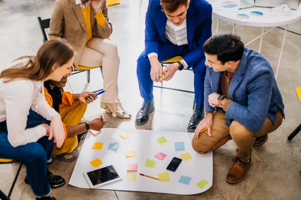 Projektledare Och Anställda Brainstorming Idéer Multietnisk Grupp Arbetstagare Som Har — Stockfoto