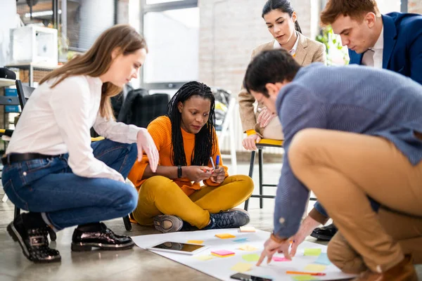 Projektledare Och Anställda Brainstorming Idéer Multietnisk Grupp Arbetstagare Som Har — Stockfoto