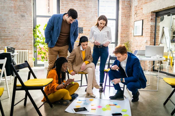 Projektledare Och Anställda Brainstorming Idéer Multietnisk Grupp Arbetstagare Som Har — Stockfoto