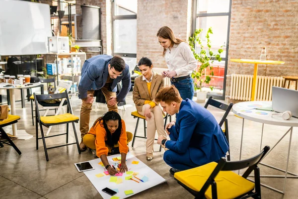 Projectmanagers Werknemers Brainstormen Ideeën Multi Etnische Groep Van Werknemers Die — Stockfoto