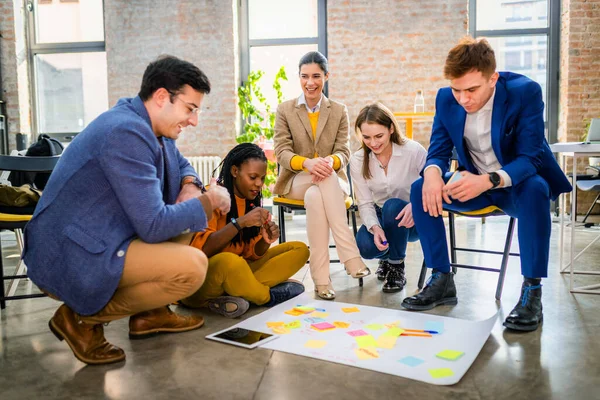 Projektledare Och Anställda Brainstorming Idéer Multietnisk Grupp Arbetstagare Som Har — Stockfoto