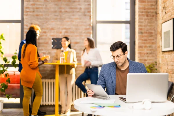 Projektmanager Und Mitarbeiter Brainstorming Über Ideen Multi Ethnische Gruppe Von — Stockfoto