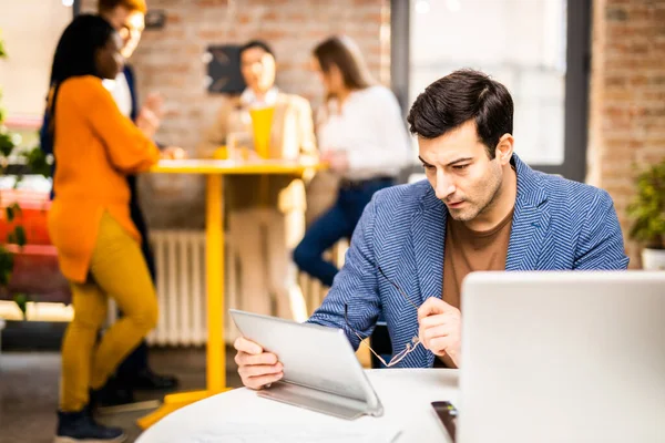 Projektmanager Und Mitarbeiter Brainstorming Über Ideen Multi Ethnische Gruppe Von — Stockfoto