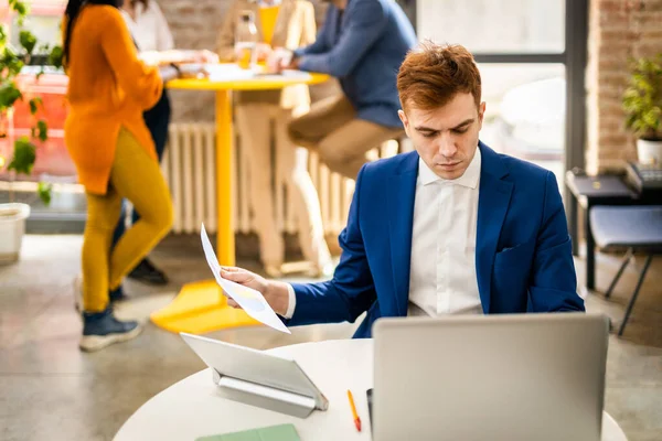 Projektmanager Und Mitarbeiter Brainstorming Über Ideen Multi Ethnische Gruppe Von — Stockfoto