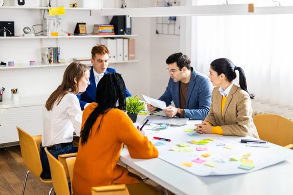 Gerentes Proyectos Empleados Haciendo Una Lluvia Ideas Grupo Multiétnico Trabajadores — Foto de Stock