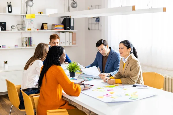 Projektledare Och Anställda Brainstorming Idéer Multietnisk Grupp Arbetstagare Som Har — Stockfoto