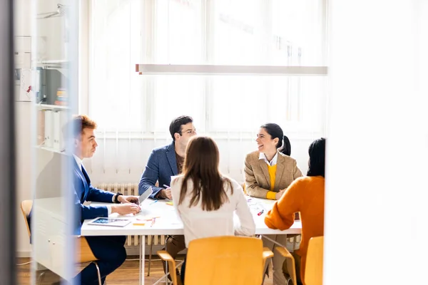 Projektledare Och Anställda Brainstorming Idéer Multietnisk Grupp Arbetstagare Som Har — Stockfoto