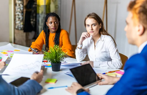 Gerentes Projeto Funcionários Brainstorming Ideias Grupo Multi Étnico Trabalhadores Que — Fotografia de Stock