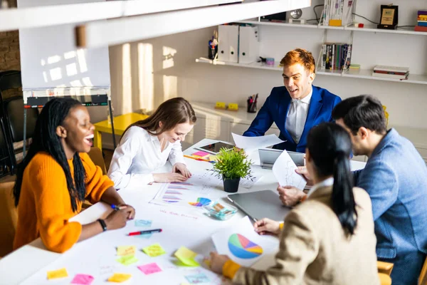 Projektledare Och Anställda Brainstorming Idéer Multietnisk Grupp Arbetstagare Som Har — Stockfoto