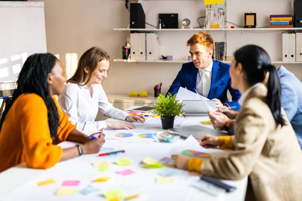 Gerentes Proyectos Empleados Haciendo Una Lluvia Ideas Grupo Multiétnico Trabajadores — Foto de Stock