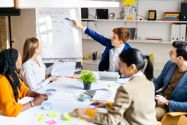 Projektledare Och Anställda Brainstorming Idéer Multietnisk Grupp Arbetstagare Som Har — Stockfoto