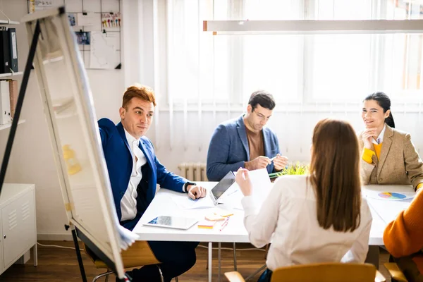 Projectmanagers Werknemers Brainstormen Ideeën Multi Etnische Groep Van Werknemers Die — Stockfoto