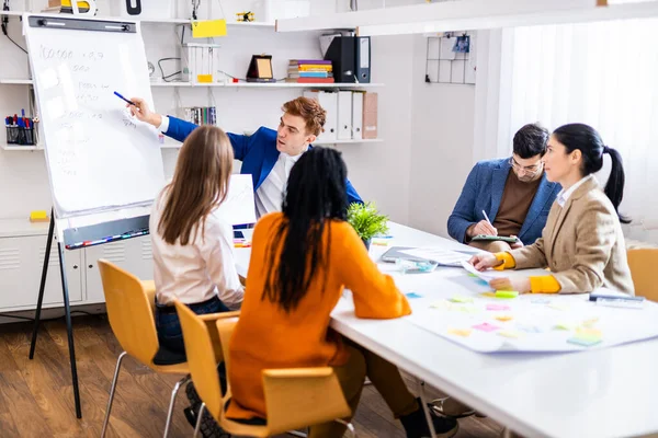 Vedoucí Projektu Zaměstnanci Brainstorming Nápady Multi Etnické Skupiny Pracovníků Kteří — Stock fotografie