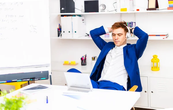 Angestellter Eines Wirtschaftsunternehmens Schreibtisch Unternehmer Mit Farbiger Schicker Freizeitkleidung Der — Stockfoto