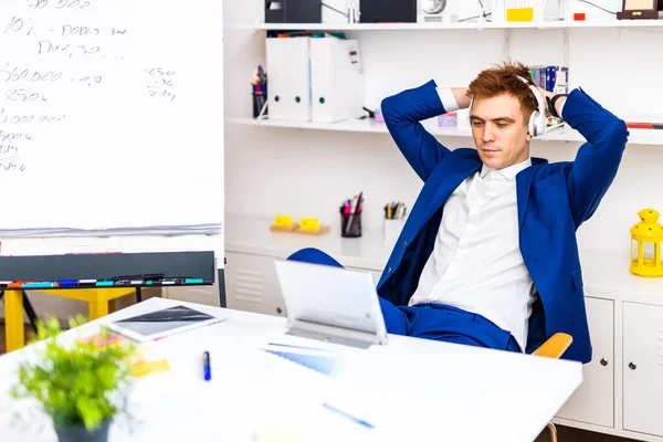 Angestellter Eines Wirtschaftsunternehmens Schreibtisch Unternehmer Mit Farbiger Schicker Freizeitkleidung Der — Stockfoto