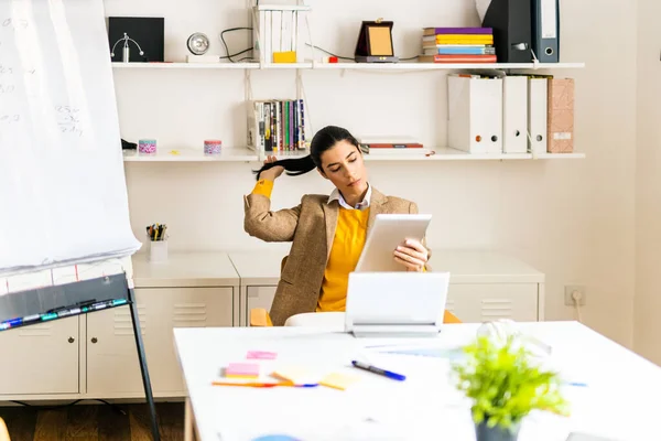 Funcionário Empresa Negócios Trabalhando Mesa Empreendedor Com Roupas Casuais Inteligentes — Fotografia de Stock