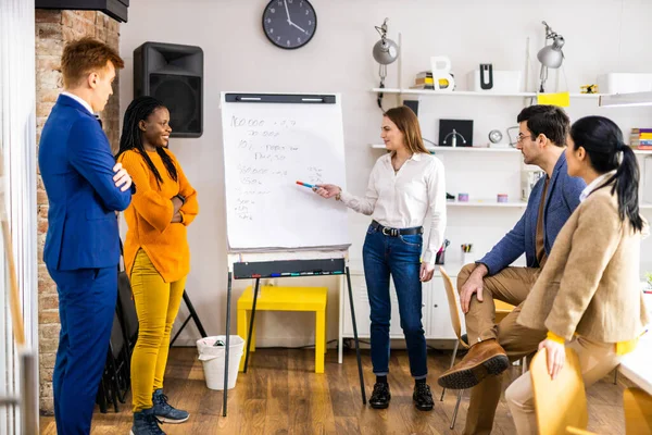 Projectmanagers Werknemers Brainstormen Ideeën Multi Etnische Groep Van Werknemers Die — Stockfoto