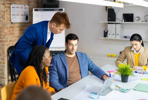 Projectmanagers Werknemers Brainstormen Ideeën Multi Etnische Groep Van Werknemers Die — Stockfoto