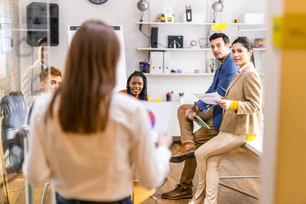 Projectmanagers Werknemers Brainstormen Ideeën Multi Etnische Groep Van Werknemers Die — Stockfoto