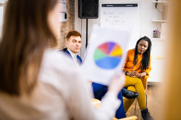 Vedoucí Projektu Zaměstnanci Brainstorming Nápady Multi Etnické Skupiny Pracovníků Kteří — Stock fotografie