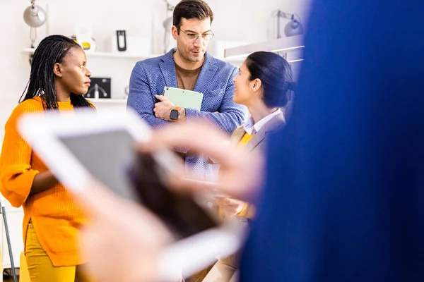 Project Manager Dipendenti Che Riflettono Sulle Idee Gruppo Multietnico Lavoratori — Foto Stock