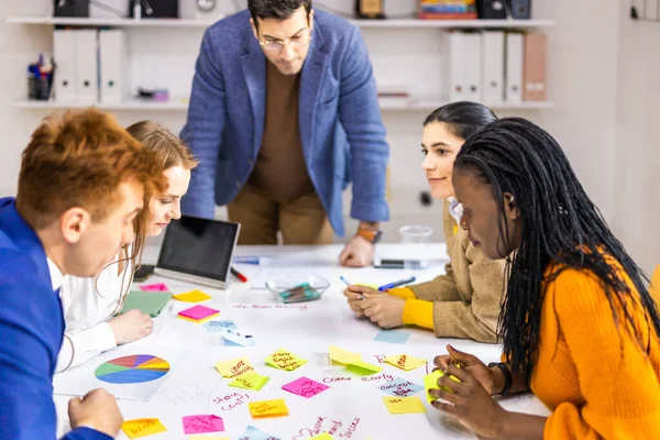 Projektledare Och Anställda Brainstorming Idéer Multietnisk Grupp Arbetstagare Som Har — Stockfoto