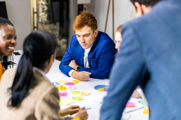 Projektmanager Und Mitarbeiter Brainstorming Über Ideen Multi Ethnische Gruppe Von — Stockfoto