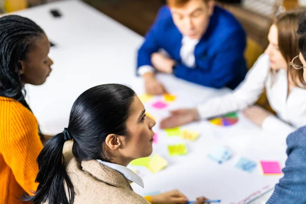 Gerentes Projeto Funcionários Brainstorming Ideias Grupo Multi Étnico Trabalhadores Que — Fotografia de Stock