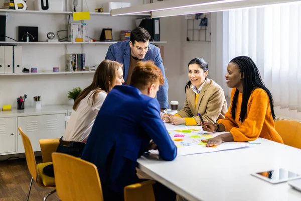 Projectmanagers Werknemers Brainstormen Ideeën Multi Etnische Groep Van Werknemers Die — Stockfoto