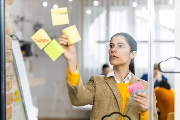 Affärsföretag Anställd Brainstorming Nya Idéer För Marknadsföring Plan Entreprenör Med — Stockfoto