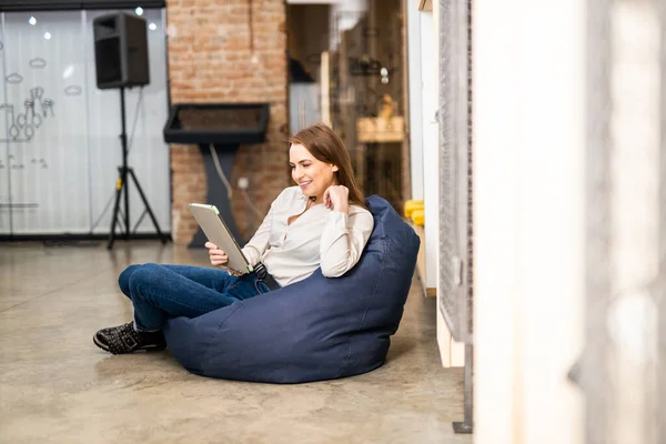 Empleado Empresa Negocios Que Trabaja Área Relax Empresario Con Ropa —  Fotos de Stock