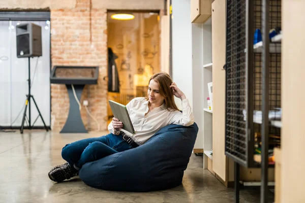 Empleado Empresa Negocios Que Trabaja Área Relax Empresario Con Ropa —  Fotos de Stock