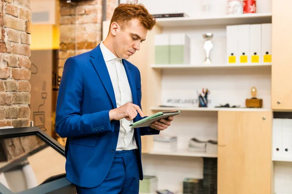 デスクで働くビジネス会社の従業員 スタートアップオフィスで一人で働くカラフルなスマートカジュアルな服を持つ起業家 — ストック写真