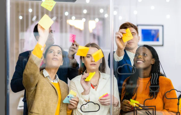 Gerentes Proyectos Empleados Haciendo Una Lluvia Ideas Grupo Multiétnico Trabajadores — Foto de Stock