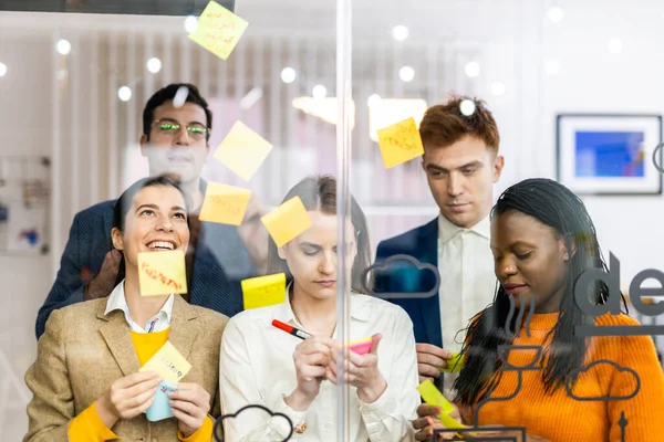 Projectmanagers Werknemers Brainstormen Ideeën Multi Etnische Groep Van Werknemers Die — Stockfoto