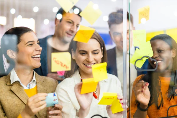 Projektledare Och Anställda Brainstorming Idéer Multietnisk Grupp Arbetstagare Som Har — Stockfoto