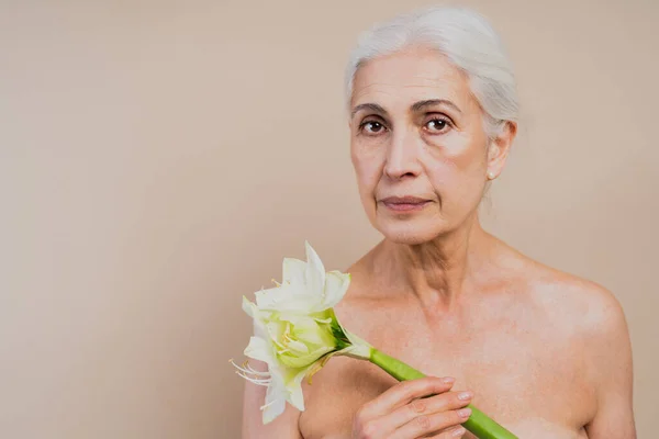 Wanita Senior Cantik Dengan Penampilan Muda Dan Bersih Kecantikan Ditembak — Stok Foto