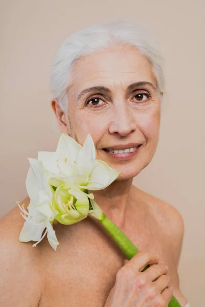 Wanita Senior Cantik Dengan Penampilan Muda Dan Bersih Kecantikan Ditembak — Stok Foto