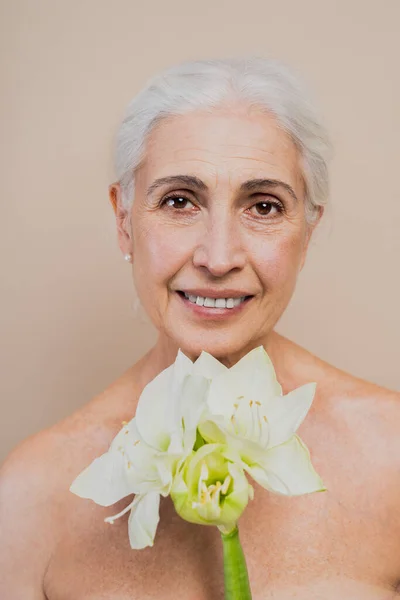 美丽的老年妇女 容光焕发 容光焕发 年龄在60岁以上 皮肤完美 老年人观念 美容美发和护肤的漂亮老年妇女 — 图库照片