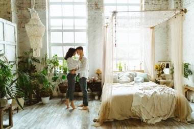 Genç çift güzel kır evlerinde vakit geçiriyor.