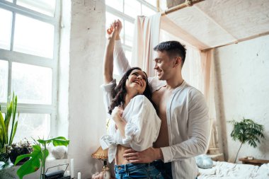 Genç çift güzel kır evlerinde vakit geçirip dans ediyor.