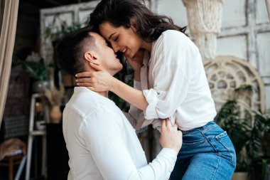 Genç çift güzel kır evlerinde vakit geçiriyor.