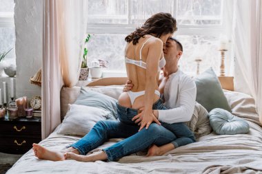 Genç çift güzel kır evlerinde vakit geçiriyor.