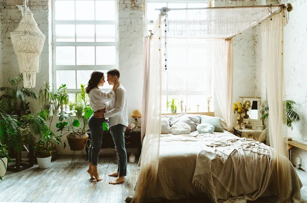 Jovem Casal Passar Tempo Sua Bela Casa Rural — Fotografia de Stock