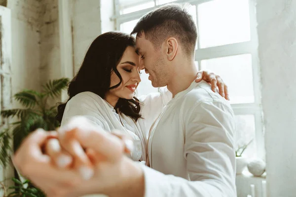 Joven Pareja Pasando Tiempo Bailando Hermosa Casa Campo —  Fotos de Stock