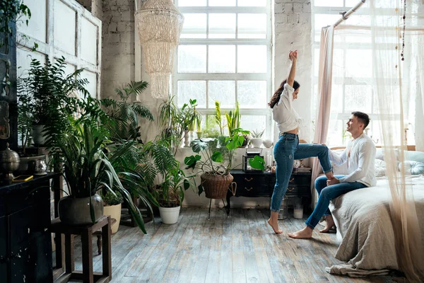 Young Couple Spending Time Beautiful Countryside House — Stock Photo, Image