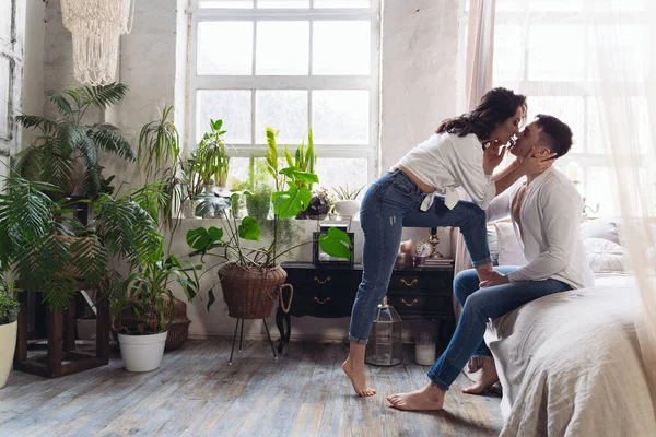 Jovem Casal Passar Tempo Sua Bela Casa Rural — Fotografia de Stock